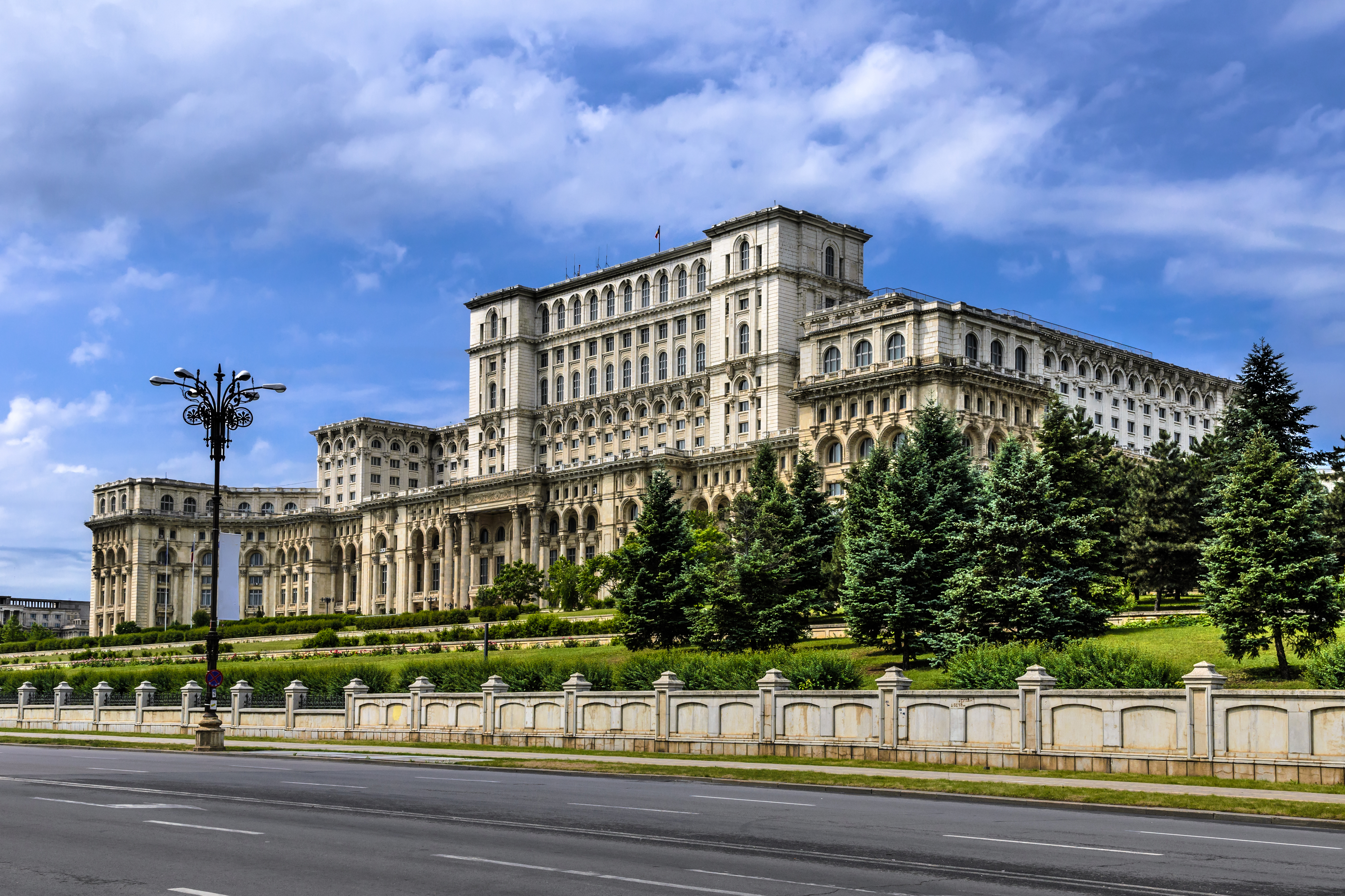  Здание правительства Румынии как символ получения гражданства Румынии