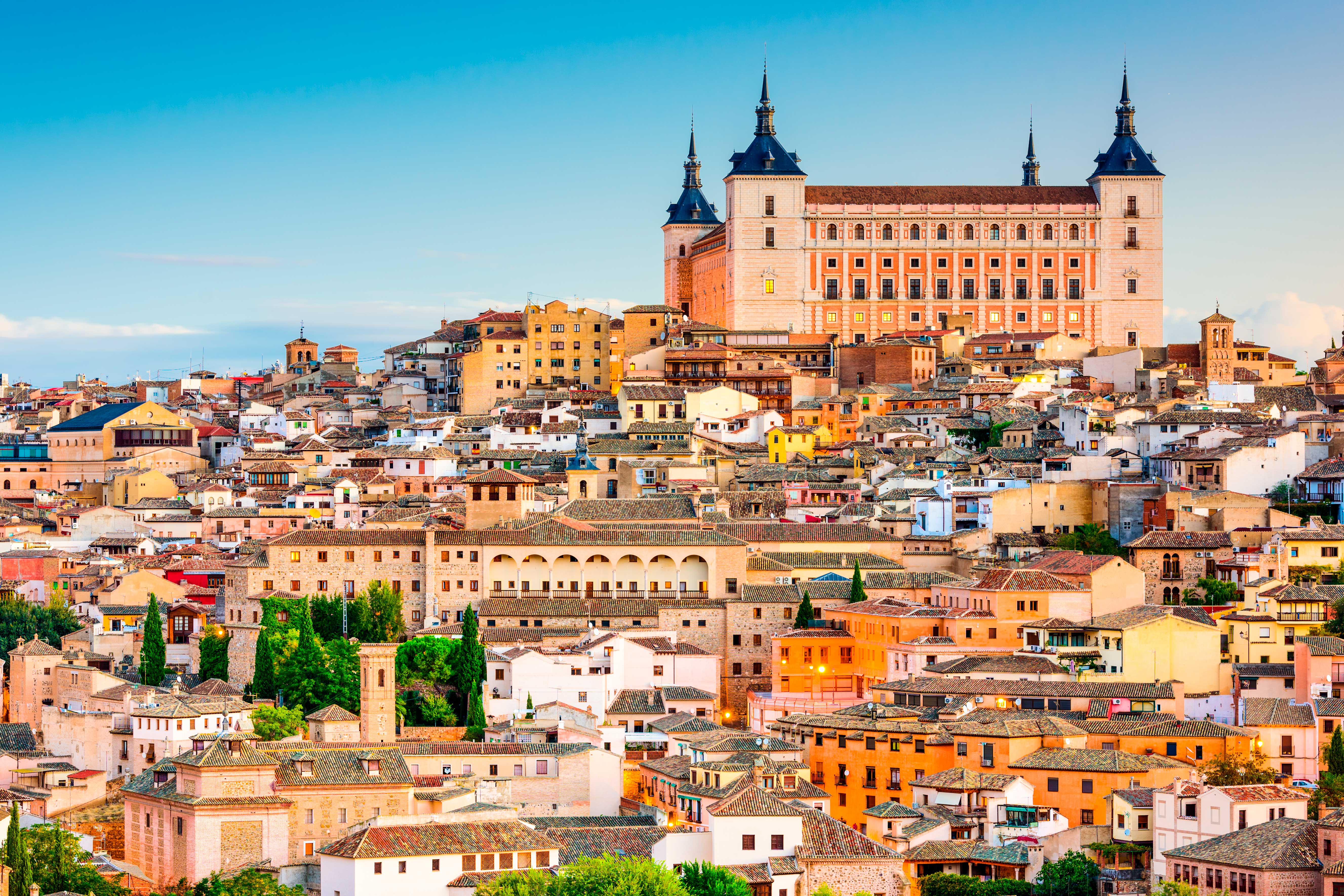  Панорама Испанского города как символ получения вида на жительство в Испании дя финансово независимых лиц желающих иммигрировать в Испанию.